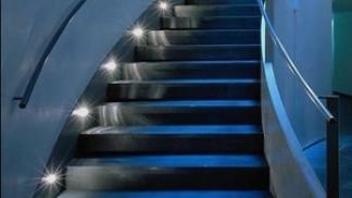 Каким сделать освещение лестницы на второй этаж