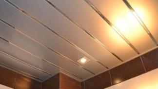 Подвесные плиточные (панельные), реечные потолки Реечный потолок на балконе вдоль или поперек
