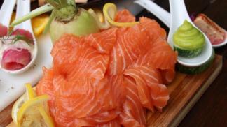 Блюда из сырого мяса и рыбы: за и против Японское блюдо из кусочков сырой рыбы
