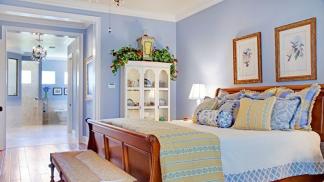 Provanso stiliaus miegamojo dekoravimas: patarimai, kaip pasirinkti spalvas, baldus ir apdailą